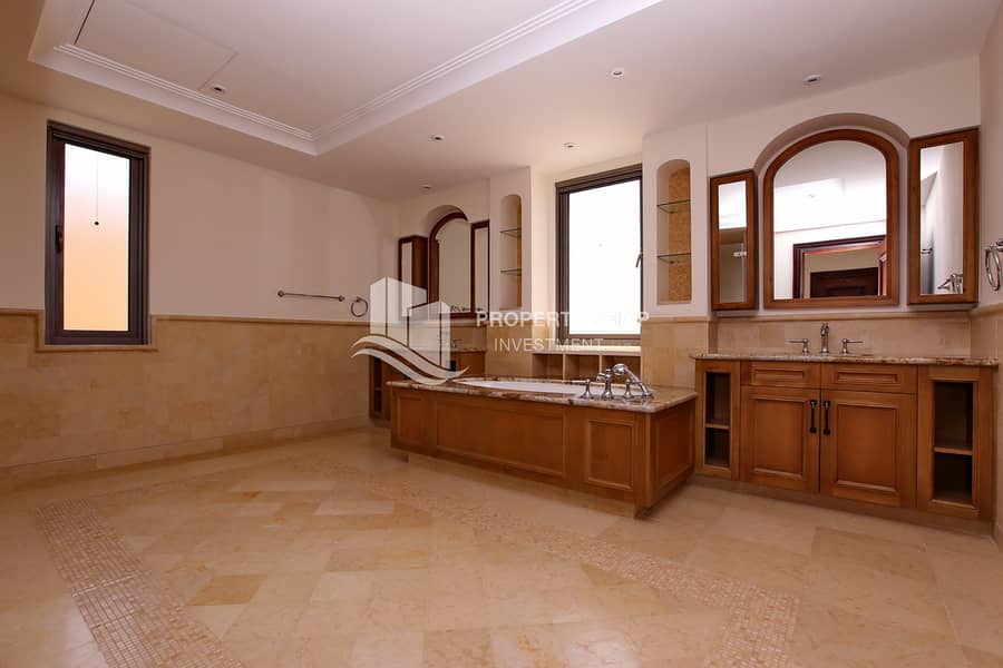 9 5-br-standard-villa-abu-dhabi-saadiyat-beach-mediterranean-master-bathroom. JPG