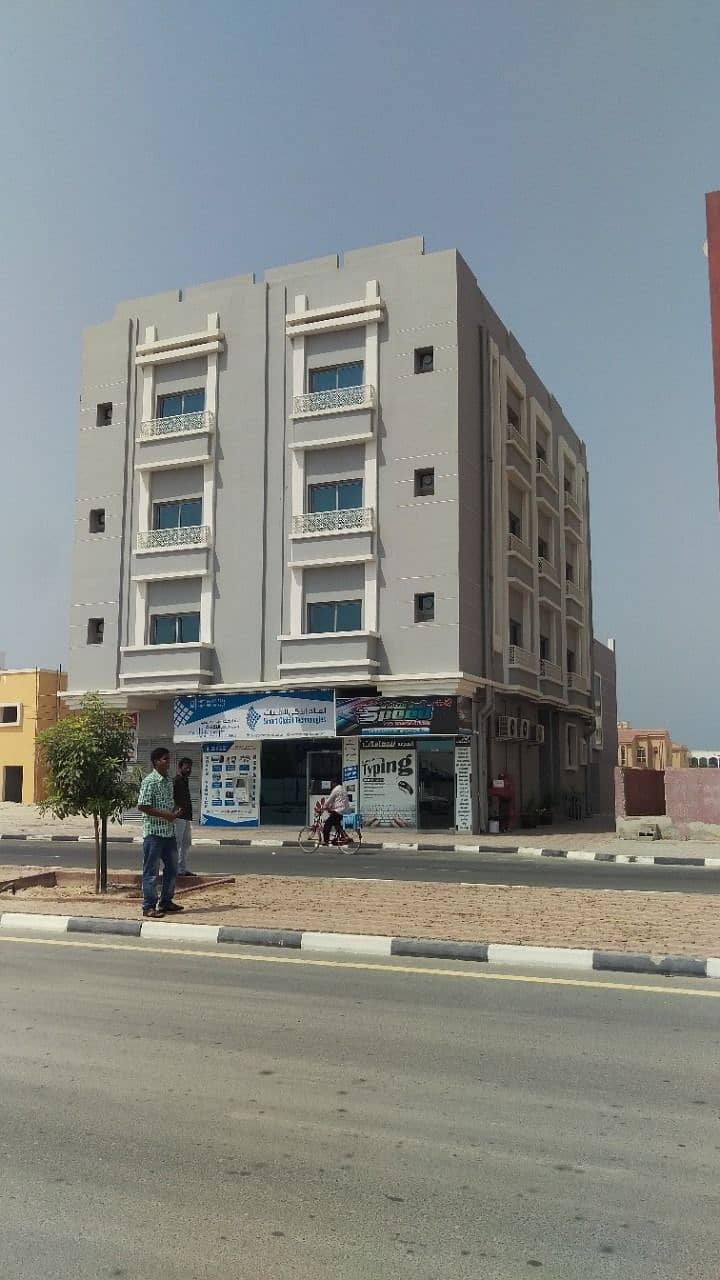 للبيع بناية في ام القيوين تملك مواطن ودول مجلس التعاون الخليجي بناية ارضي وثلاث طوابق بناية جديدة