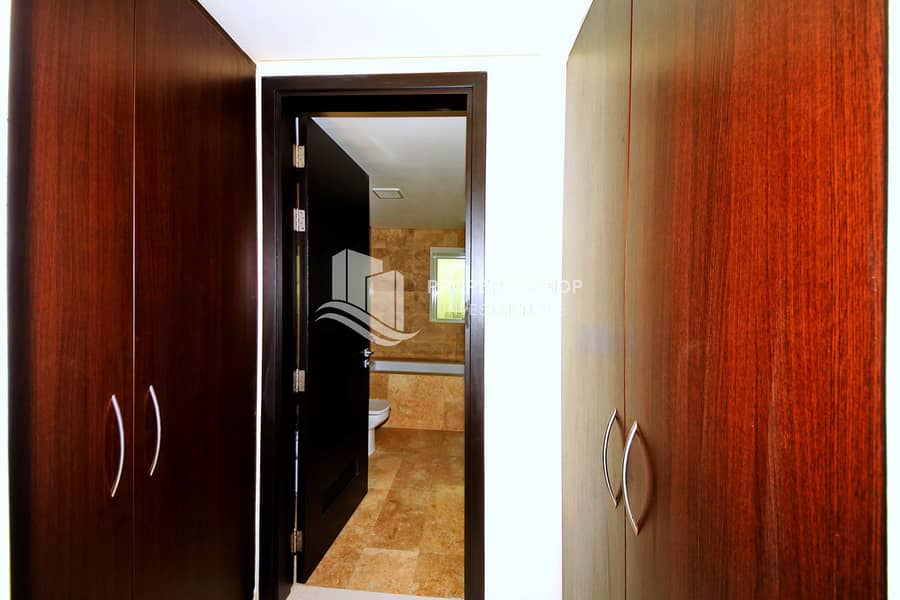7 2-bedroom-apartment-al-reem-island-marina-square-ocean-terrace-walk-in-closet. JPG