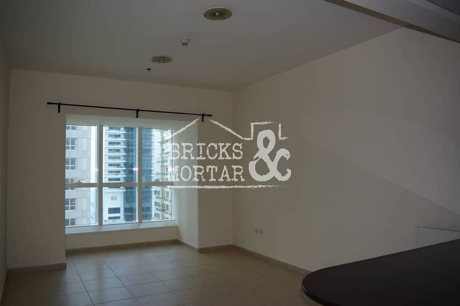 Spacious 1 Bed apartment | opposite Beach