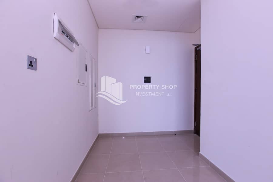 3 studio-apartment-abu-dhabi-al-reem-island-city-of-lights-hydra-avenue-foyer. JPG