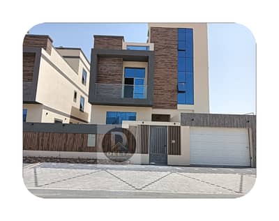 Villa with 7 master rooms, sitting room, lounge, preparatory kitchen, maids room, front setback of the villa, internal parking, stone faade + 2 sitt