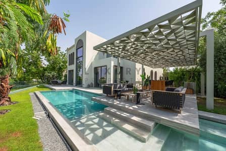 4 Bedroom Villa for Sale in Jumeirah Islands, Dubai - Fully Renovated | Furnished | High End Finishes