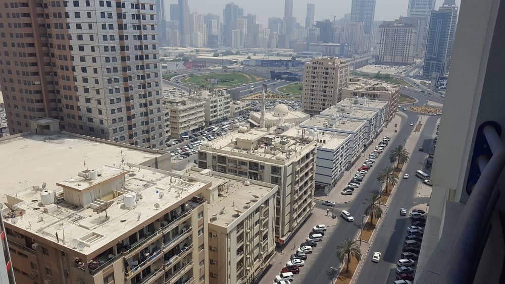 للايجار بشارع جمال عبد الناصر الرئيسي - استديو مساحة واسعة - برج عائلات