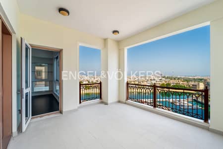 2 Bedroom Flat for Rent in Palm Jumeirah, Dubai - High Floor | Large Terrace | Partial Upgrade