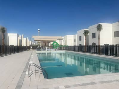3 Bedroom Townhouse for Rent in Yas Island, Abu Dhabi - Single Row | In Front of Main Entrance | Spacious Layout