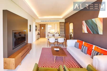 شقة فندقية 2 غرفة نوم للايجار في واحة دبي للسيليكون (DSO)، دبي - 2BR Living Area_2. jpg