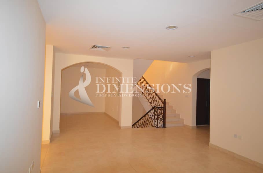 6BR+M Commercial Villa by the main road! 6BR+M Commercial Villa by the main road!