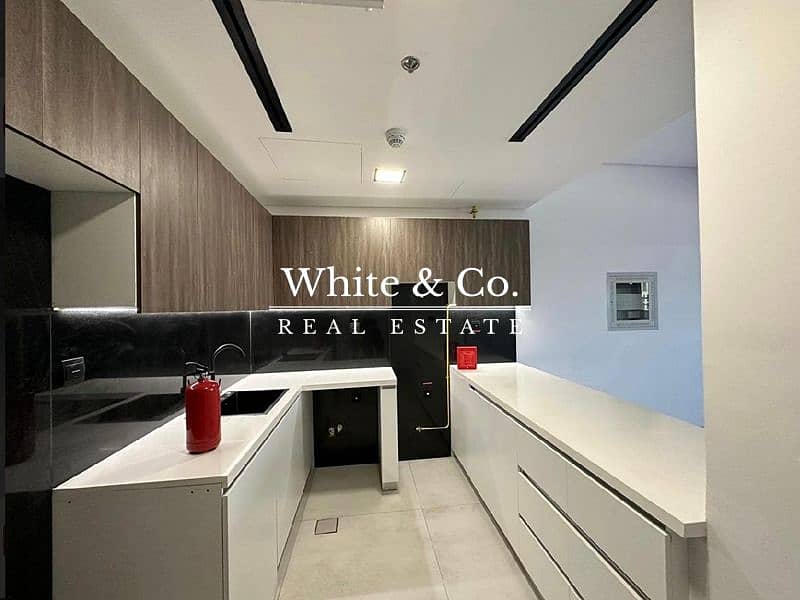 Luxurious 1 Bed | Prime Location | Modern Fin