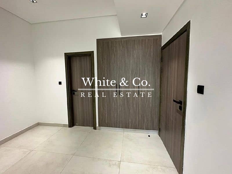 Luxurious 1 Bed | Prime Location | Modern Fin