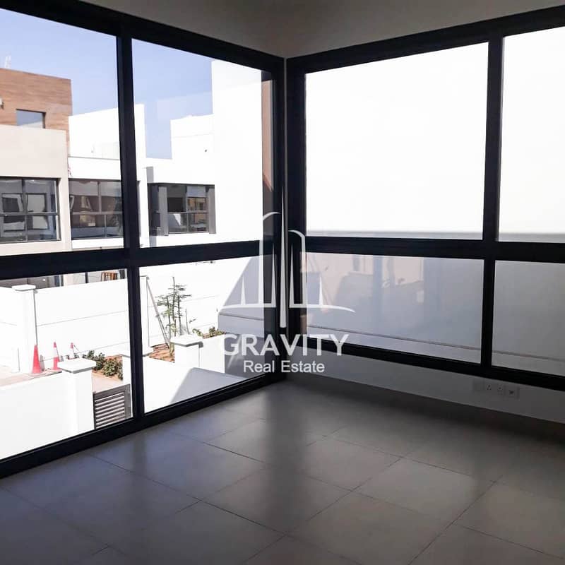 Luxurious and spacious layout! 3BR TH with Maidsroom in Faya