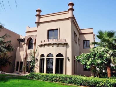 4 Bedroom Villa for Rent in Palm Jumeirah, Dubai - Fully Furnished | Near Pool and Park | With Garden