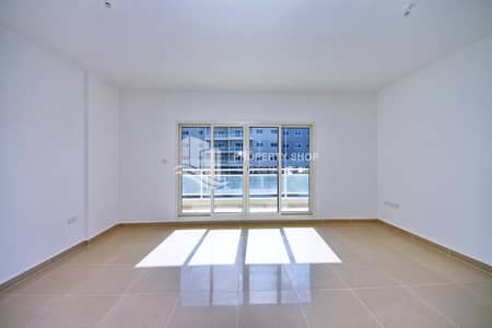 شقة 2 غرفة نوم للبيع في الريف، أبوظبي - 2-bedroom-apartment-abu-dhabi-al-reef-downtown-living-area. JPG