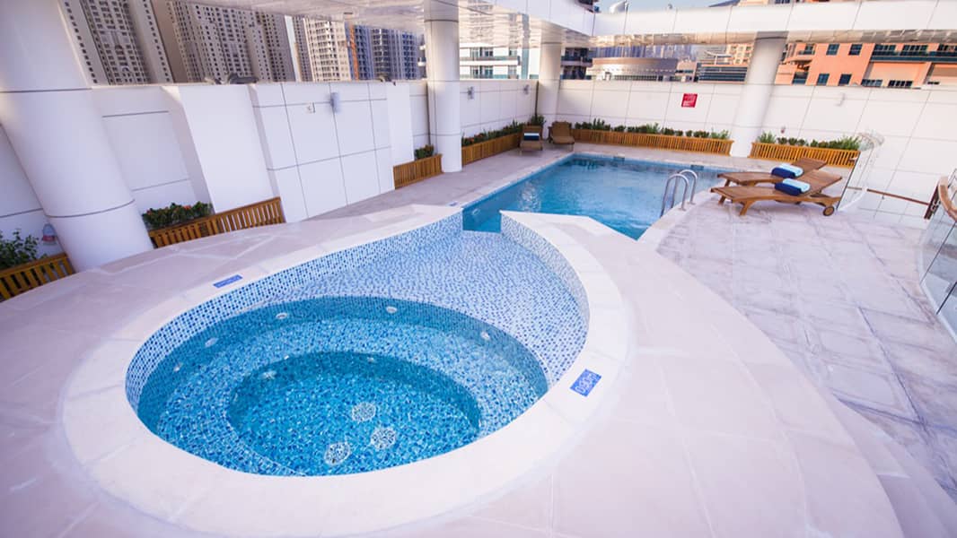 4 Poo & jacuzzi (2). jpg