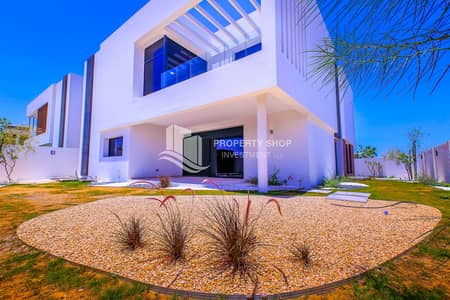 5 Bedroom Villa for Sale in Yas Island, Abu Dhabi - 5-bedroom-villa-abu-dhabi-yas-island-west-yas-back-view (12) 3A. JPG