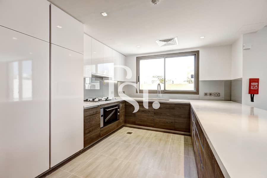 2 4-bedroom-yas-acres-th353-4y-kitchen. jpg