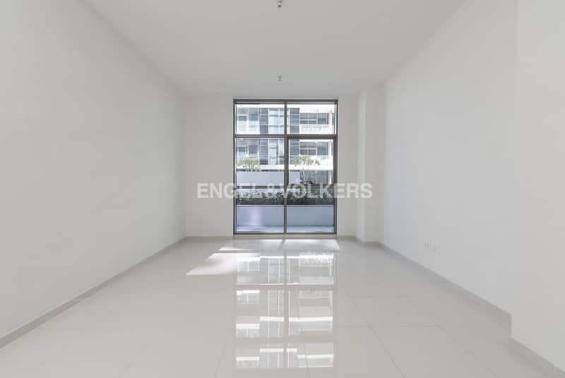 Spacious Unit |Large Balcony | Pool View