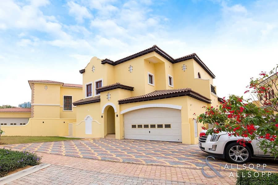 New Listing | Upgraded | Lake Views New Listing | Upgraded | Lake Views