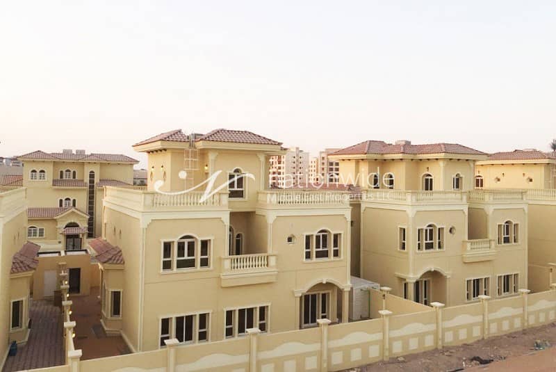 4 BR with Lift + 2 Majlis and 2 Kitchen!