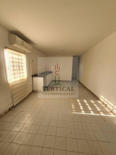 فلیٹ 1 غرفة نوم للايجار في البطين، أبوظبي - شقة بابوظبي بمنطقة البطين قريب من المدرسة الامريكية