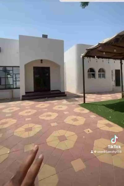 For rent, an Arab house in Al Jurf area  Consisting of a large external board + External hall room +4 rooms + room with hall  + Outdoor kitchen  + room + maid's room +  Laundry room + dining room The house is in a very special location on As