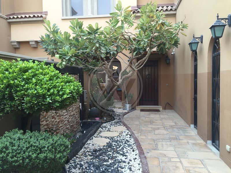 Beautiful Landscaped Townhouse Ready To Go
