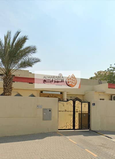 For sale villa in Helwan  Sharjah villa 2 floors + 2 annexes