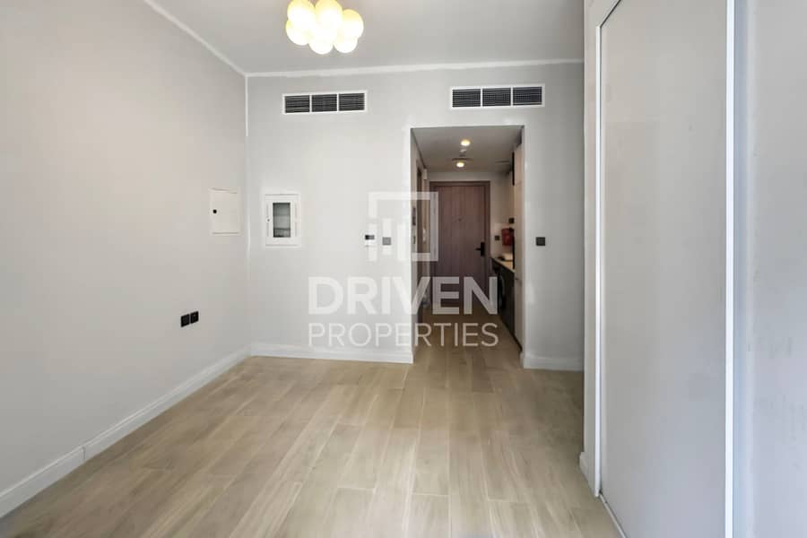 Modern Studio | Luxury | Prime Location Modern Studio | Luxury | Prime Location
