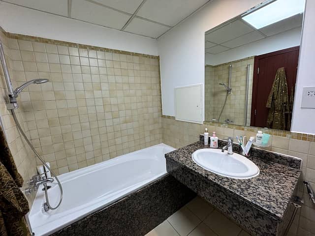 17 BATHROOM 1. jpg