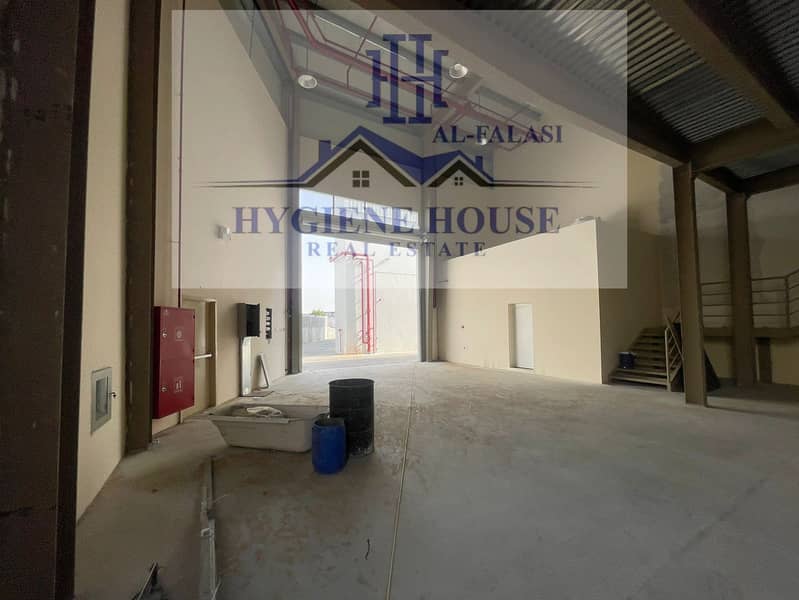 Warehouse for rent, 3000 feet, 50 kilos of electricity, in Umm Al