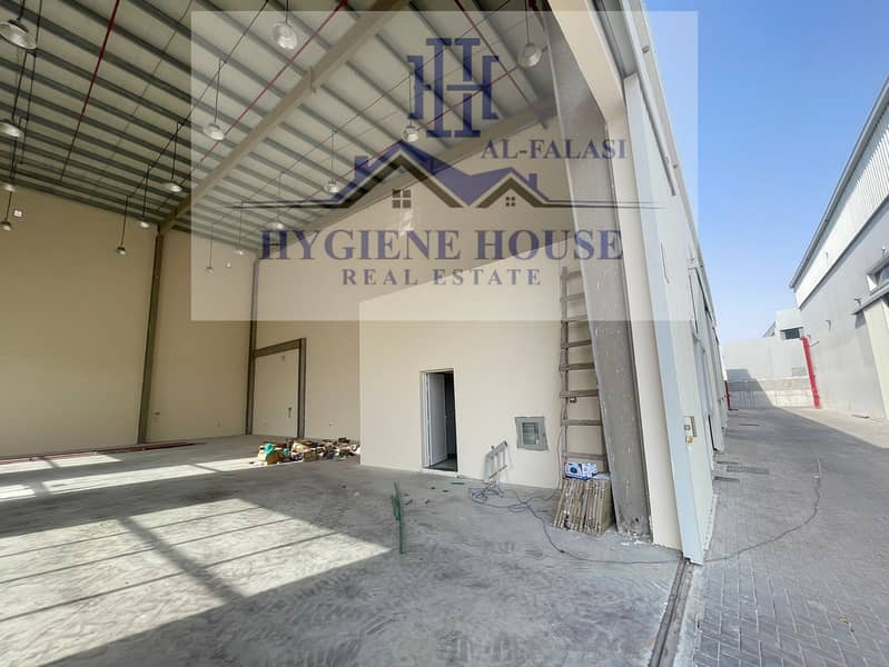 Warehouse for rent, 3000 feet, 50 kilos of electricity, in Umm Al