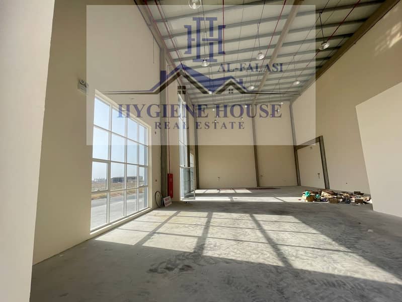 Warehouse for rent, 3000 feet, 50 kilos of electricity, in Umm Al