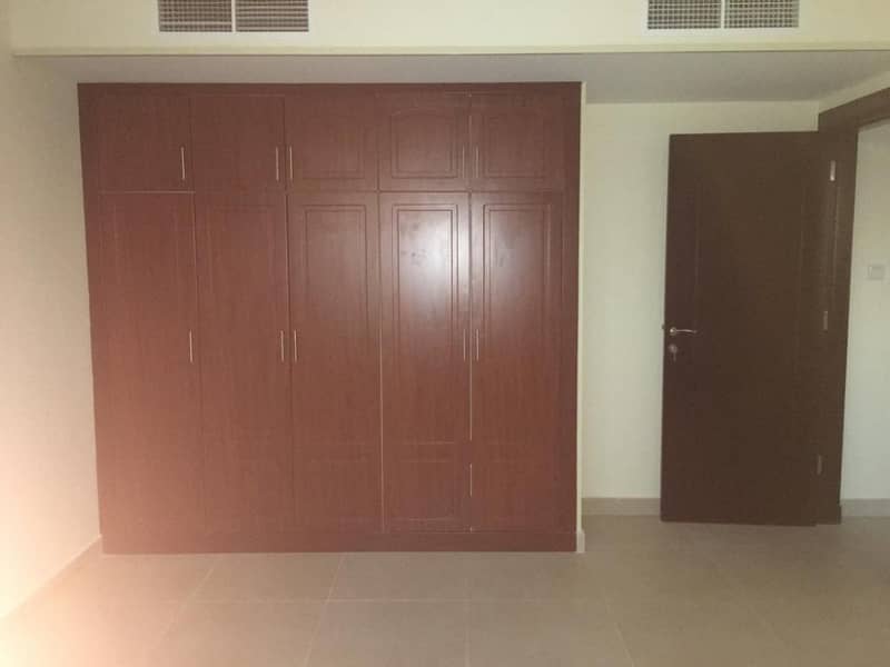 Very huge 2bhk with balcony wardrobe just 38k in 6cheque muwailah university area