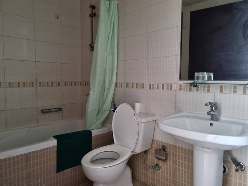 13 Bathroom. jpg