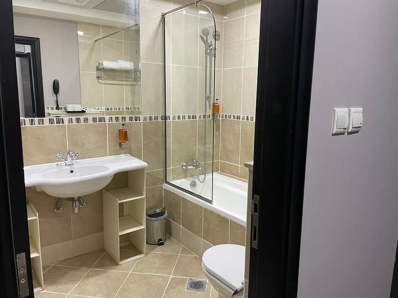 5 Bathroom (1). jpg
