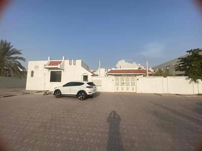 Large ground floor villa + annexes for rent in Ajman Mushrif  For citizens With air conditioners  Consisting of : 5 rooms + 3 bathrooms + hall  Preparatory kitchen  Supplement Large outdoor hall + sinks + bathroom Large dining room  Appendix V