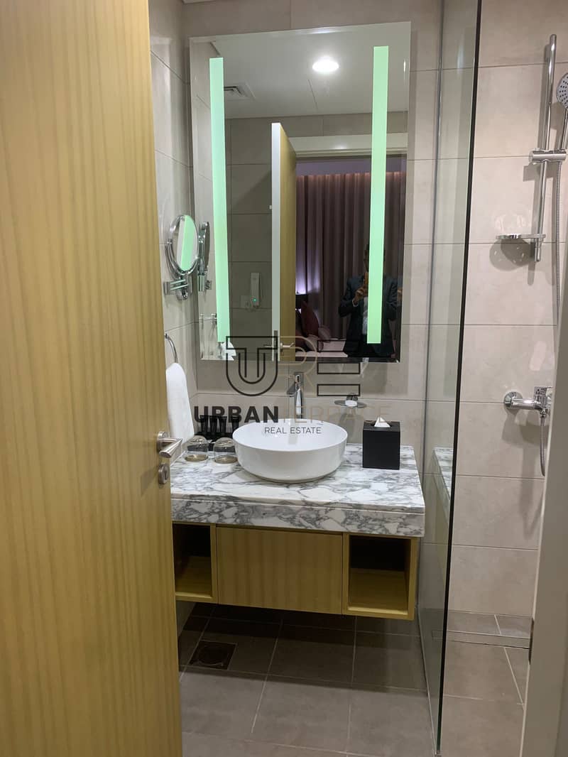 14 Bathroom. jpg