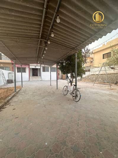Spacious 5 bedroom  villa Hall, Majlis with garden / lawn area! Main al hazanna area