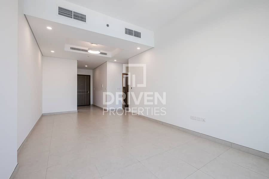 Full Creek View | Vacant Unit | Closed Kitchen Full Creek View | Vacant Unit | Closed Kitchen