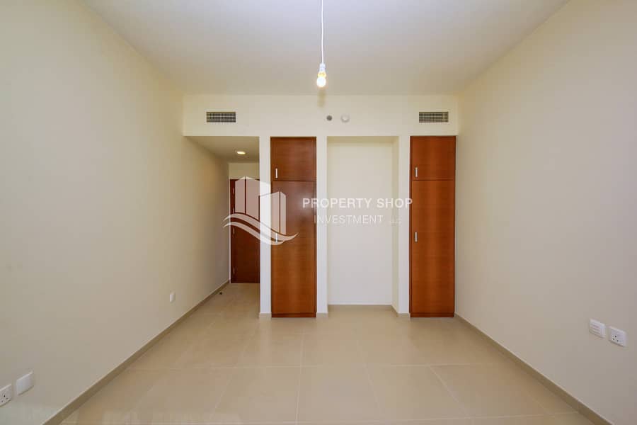 5 1-bedroom-apartment-al-reem-island-shams-abu-dhabi-gate-tower-1-closet. JPG