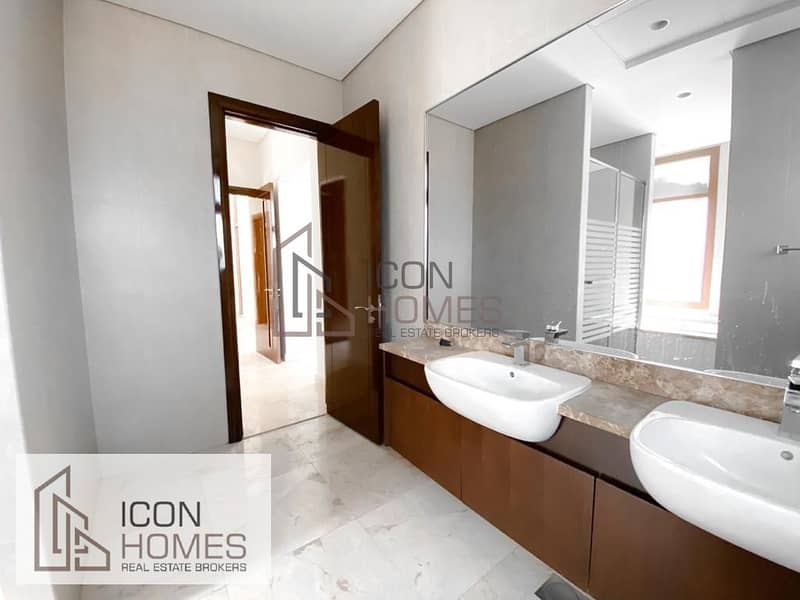 6 Elegant 5br | Huge Plot | Well Maintained