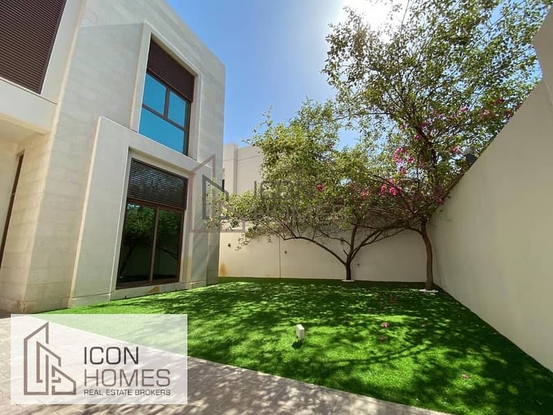 7 Elegant 5br | Huge Plot | Well Maintained