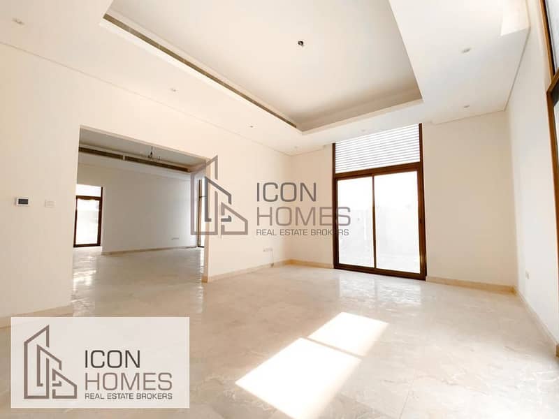 8 Elegant 5br | Huge Plot | Well Maintained