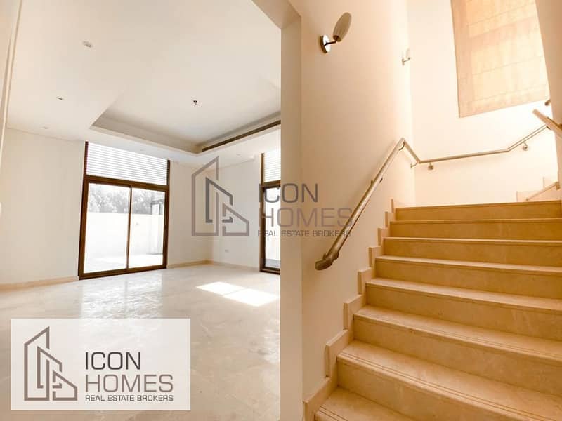 9 Elegant 5br | Huge Plot | Well Maintained