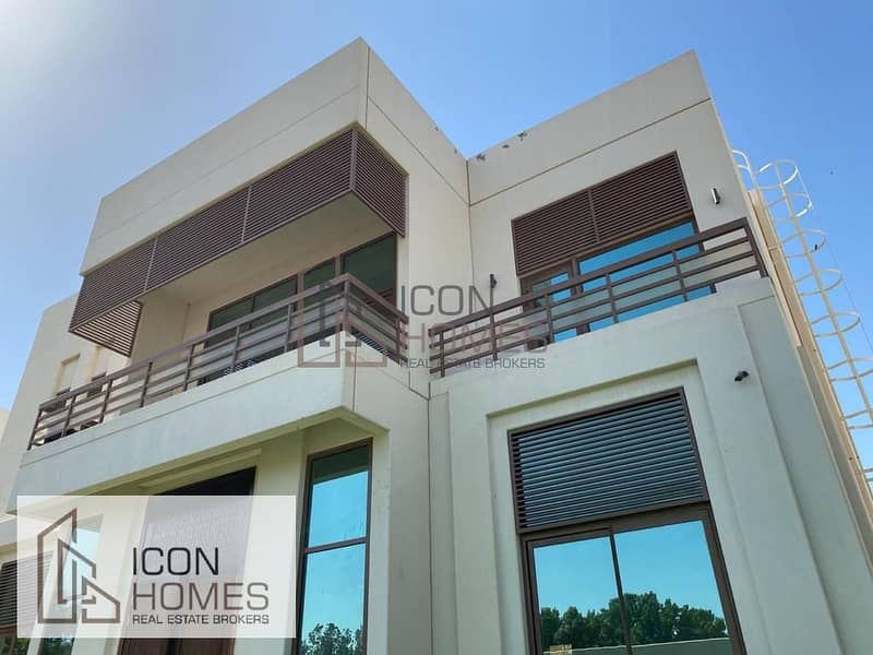 10 Elegant 5br | Huge Plot | Well Maintained