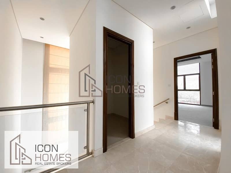 12 Elegant 5br | Huge Plot | Well Maintained