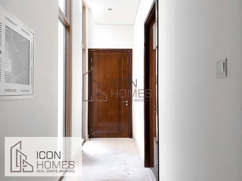 13 Elegant 5br | Huge Plot | Well Maintained