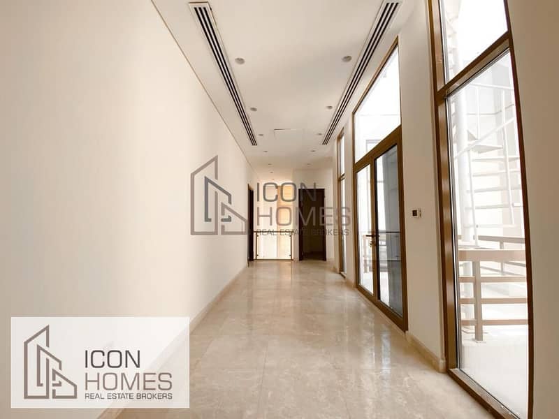 14 Elegant 5br | Huge Plot | Well Maintained