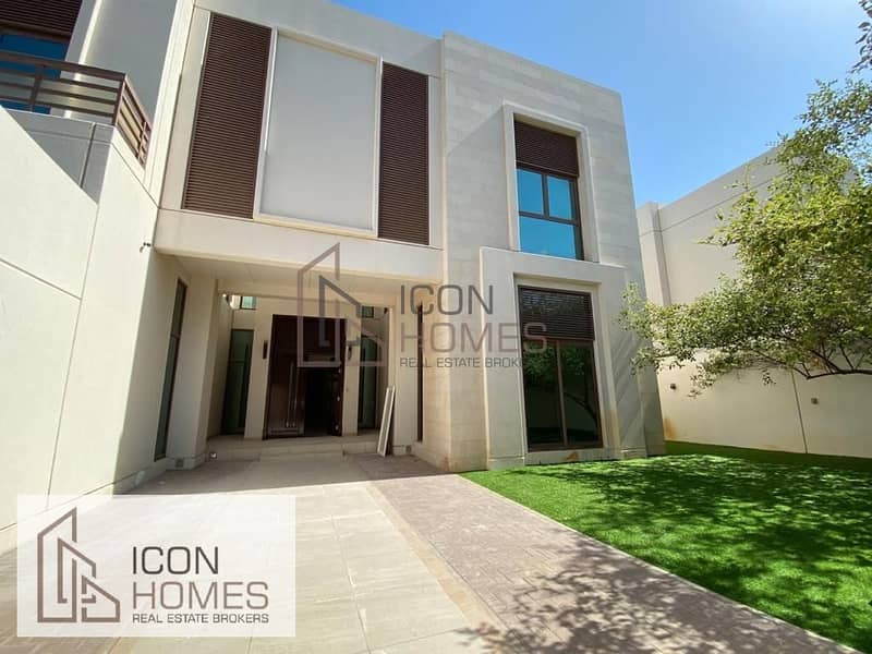 18 Elegant 5br | Huge Plot | Well Maintained