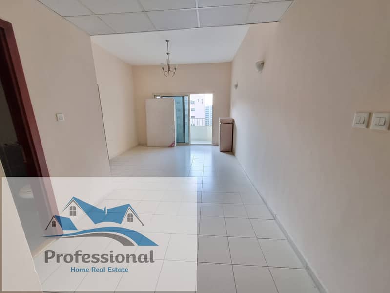 BIG SIZE APARTMENT LIKE A MEW BUILDING 15 DAYS FREE 2 BHK 40 K 6 CHQS BALCONY OPEN VIEW FAMILY BUILDING